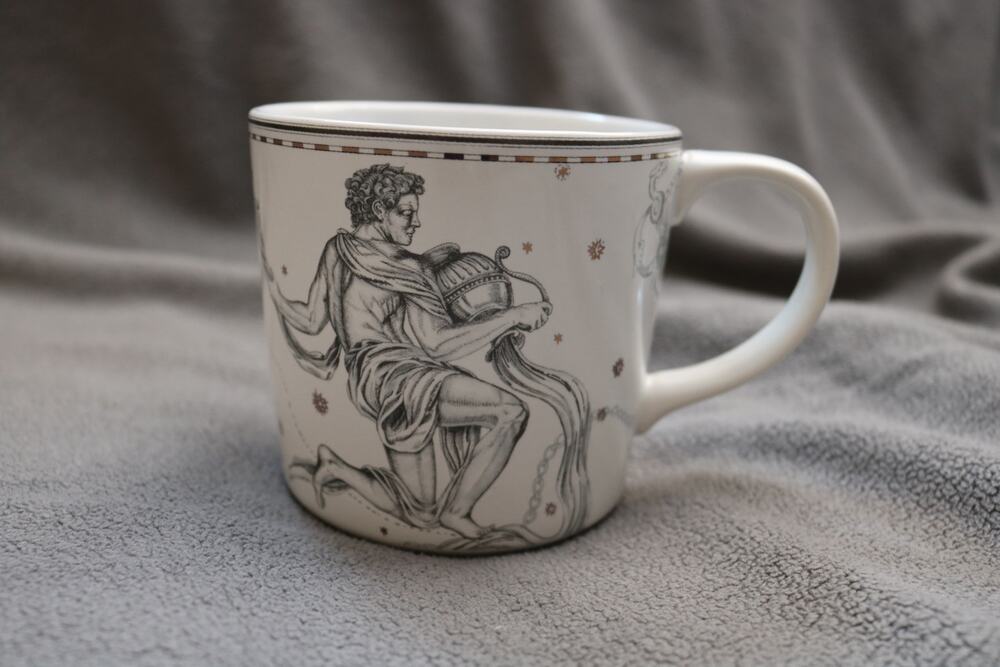 WILLIAMS SONOMA Aquarius Zodiac Coffee Mug Ceramic Water Bearer Gold Astrology